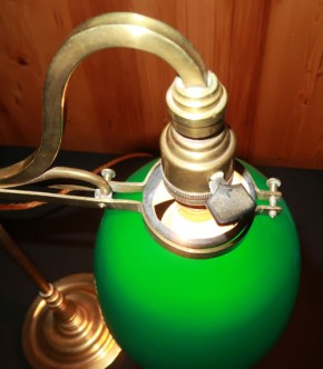 Tischlampe Messinggestell grüner Glasschirm
