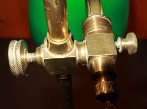 Tischlampe Messinggestell grüner Glasschirm