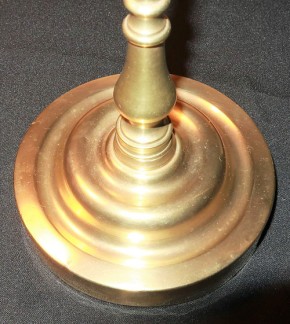 Tischlampe Messinggestell grüner Glasschirm