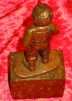 Kleiner Junge Bronzefigur