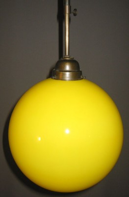 Deckenpendel brüniert mit gelbfarbenen Kugelglas Ø 25 cm