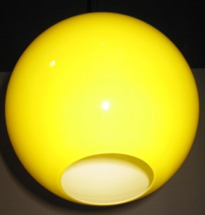 Deckenpendel brüniert mit gelbfarbenen Kugelglas Ø 30 cm