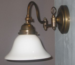 Wandlampe brüniert mit Doppelgelenk Helmschirm opal