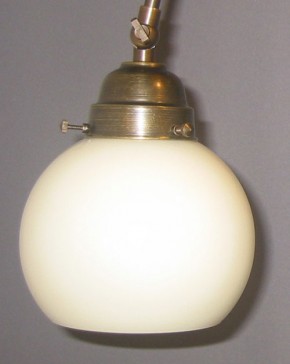 Wandlampe brüniert mit Doppelgelenk Halbkugelglas beige