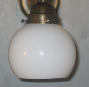 Wandlampe brüniert mit Doppelgelenk Halbkugelglas opal
