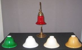 Tischlampe Messing verstellbar beigefarbener Glasschirm
