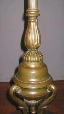 Stehlampe Messing mit Widderköpfen und Tiffanyschirm